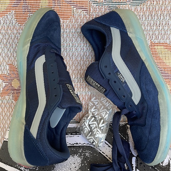 Vans WMNS Ave
Dress Blues/Drizzle
VNOA5JIBWKN
Sneakers - athletic shoes - Picture 12 of 16